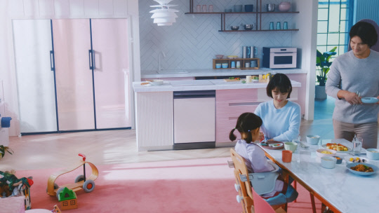 삼성전자 비스포크 키친 라인업으로 구성한 부엌에서 가족들이 식사를 하는 이미지컷.  삼성전자 제공